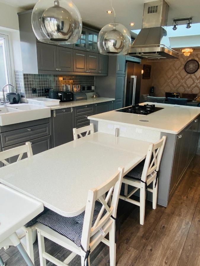 Hameway House- Stunning 4 Bedroom House With A Spacious Kitchen Case de vacanță Londra